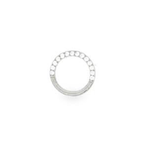 Sublime piercing créole pour oreille et tragus en acier argenté, un classique revisité avec une touche d'éclat.  Serti de strass ronds taille brillant, ce piercing captive par leur feu et leur élégance. Un bijou raffiné qui illuminera votre visage avec subtilité.