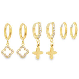 Ce lot de boucles d’oreilles en acier inoxydable doré est l'ensemble parfait pour celles qui aiment multiplier les piercings avec élégance et cohérence. Conçu pour offrir une variété de styles tout en restant dans une esthétique lumineuse et moderne, ce set se compose de trois paires distinctes. Petites créoles lisses surmontées d'un pendentif en forme de trèfle à quatre feuilles. Créoles dont la face avant est ornée d'une rangée de strass. Elles arborent un pendentif en forme de fleur de lys à la finition polie et lisse, créant un beau contraste avec la brillance des pierres. Petites créoles classiques en acier poli, sans pendentif ni fioriture.