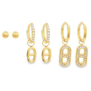 Ce lot de boucles d'oreilles en acier inoxydable doré offre un mélange parfait de minimalisme et d'éclat. Conçu pour celles qui aiment multiplier les piercings ou varier les plaisirs, cet ensemble propose trois styles distincts et complémentaires. Une paire de clous d'oreilles en forme de billes lisses. Discrètes et élégantes, elles sont idéales pour un usage quotidien ou pour habiller un deuxième ou troisième trou. Une paire de petites créoles (huggies) pavées de cristaux brillants sur la face avant. Elles arborent un pendentif amovible en forme de maillon marin ou grain de café au fini poli et miroir. Une paire de créoles lisses surmontées d'un charm grain de café entièrement serti de cristaux. C'est la pièce maîtresse de l'ensemble, apportant une touche de sophistication et de lumière à votre visage.