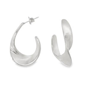 Affirmez votre style avec ces boucles d'oreilles au design audacieux et contemporain. Redéfinissant la créole classique, ce modèle se distingue par ses lignes fluides et son volume organique qui joue avec la lumière. Une forme incurvée et asymétrique qui évoque le mouvement d'une vague ou d'un ruban de métal précieux.
