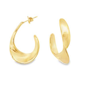 Affirmez votre style avec ces boucles d'oreilles au design audacieux et contemporain. Redéfinissant la créole classique, ce modèle se distingue par ses lignes fluides et son volume organique qui joue avec la lumière. Une forme incurvée et asymétrique qui évoque le mouvement d'une vague ou d'un ruban de métal précieux.