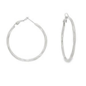 Sublimez votre visage avec ces magnifiques boucles d'oreilles créoles, un classique incontournable de la bijouterie moderne. Conçues pour allier durabilité et éclat, elles sont l'accessoire parfait pour accompagner toutes vos tenues, des plus décontractées aux plus sophistiquées. Ce modèle se distingue par son profil plat et légèrement biseauté, offrant un jeu de lumière subtil à chaque mouvement. Contrairement aux créoles tubulaires classiques, leur structure plate apporte une touche de modernité et d'originalité tout en restant d'une grande finesse. La finition polie effet miroir garantit un brillant éclatant qui ne ternit pas avec le temps.