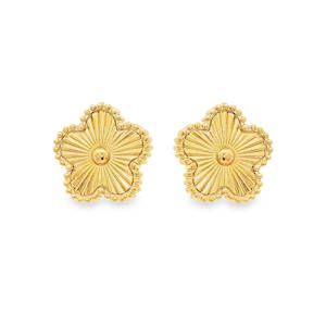 Ces boucles d'oreilles affichent un style à la fois solaire et printanier, idéal pour illuminer le visage. Ces boucles d'oreilles se présentent sous la forme d'une fleur stylisée à cinq pétales. Le cœur de chaque pétale est travaillé avec une texture guillochée, créant des rayons qui partent du centre vers l'extérieur. Ce relief permet de capturer et de refléter la lumière à chaque mouvement.