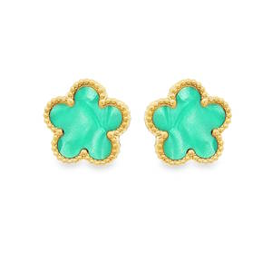 Ces boucles d'oreilles affichent un style à la fois frais et printanier, parfait pour apporter une touche de couleur à une tenue quotidienne. Ces boucles d'oreilles en forme de fleur à cinq pétales capturent une esthétique douce et féminine. Une pierre d'un vert turquoise vibrant, aux reflets légèrement irisés, qui attire immédiatement le regard.