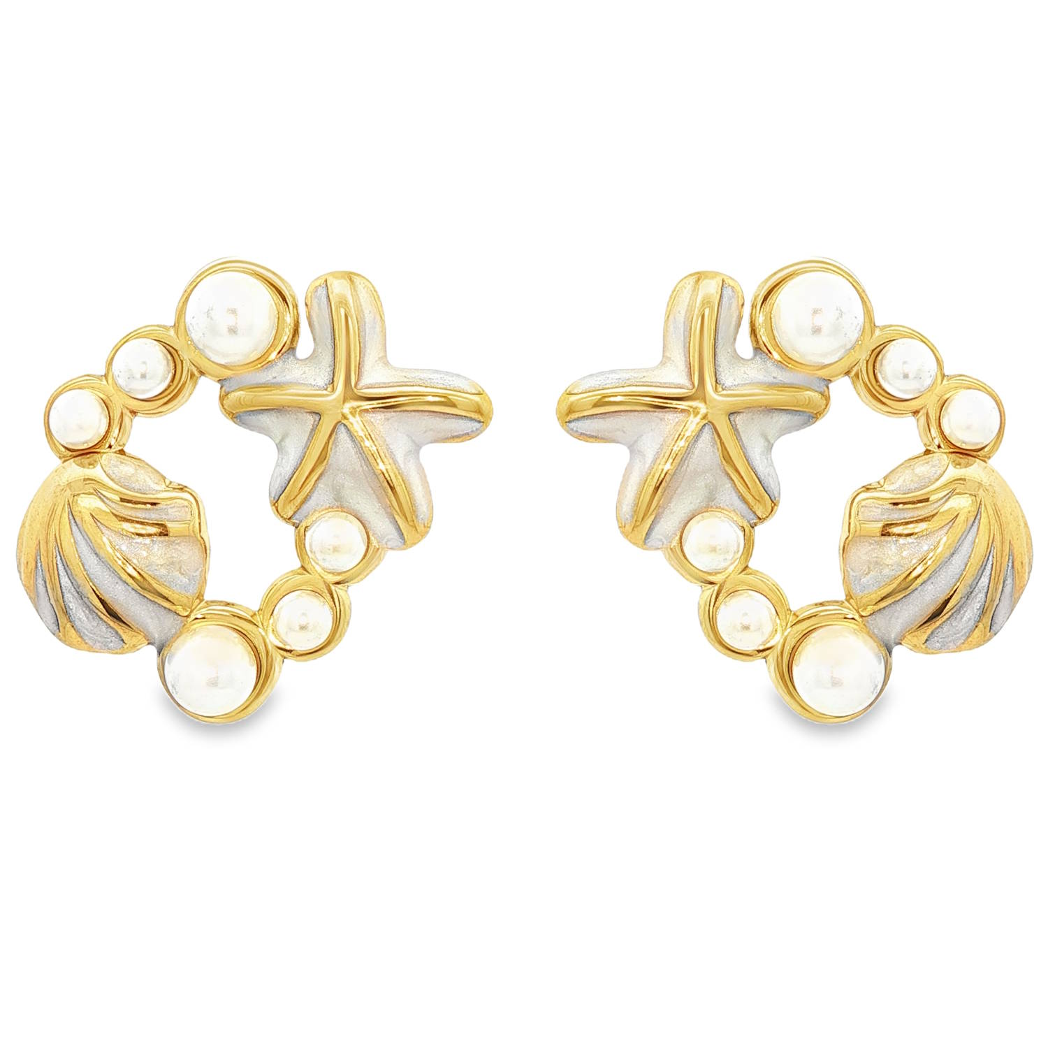 Ces boucles d'oreilles raffinées en acier doré arbore un design marin évoquant un coquillage et une étoile de mer délicatement ciselés et émaillés de blanc.<br/>Les perles de forme ronde et à l'éclat satiné apportent une touche d'élégance classique.<br/>Ce bijou sophistiqué combine harmonieusement la chaleur du doré avec la douceur nacrée de la perle, idéal pour sublimer une tenue formelle. Coquillage Etoile Pendantes Perle Adolescent Adulte Animaux Eté Femme Fille Nature Printemps Ces boucles d'oreilles raffinées en acier doré arbore un design marin évoquant un coquillage et une étoile de mer délicatement ciselés et émaillés de blanc.<br/>Les perles de forme ronde et à l'éclat satiné apportent une touche d'élégance classique.<br/>Ce bijou sophistiqué combine harmonieusement la chaleur du doré avec la douceur nacrée de la perle, idéal pour sublimer une tenue formelle. Coquillage Etoile Pendantes Perle Adolescent Adulte Animaux Eté Femme Fille Nature Printemps