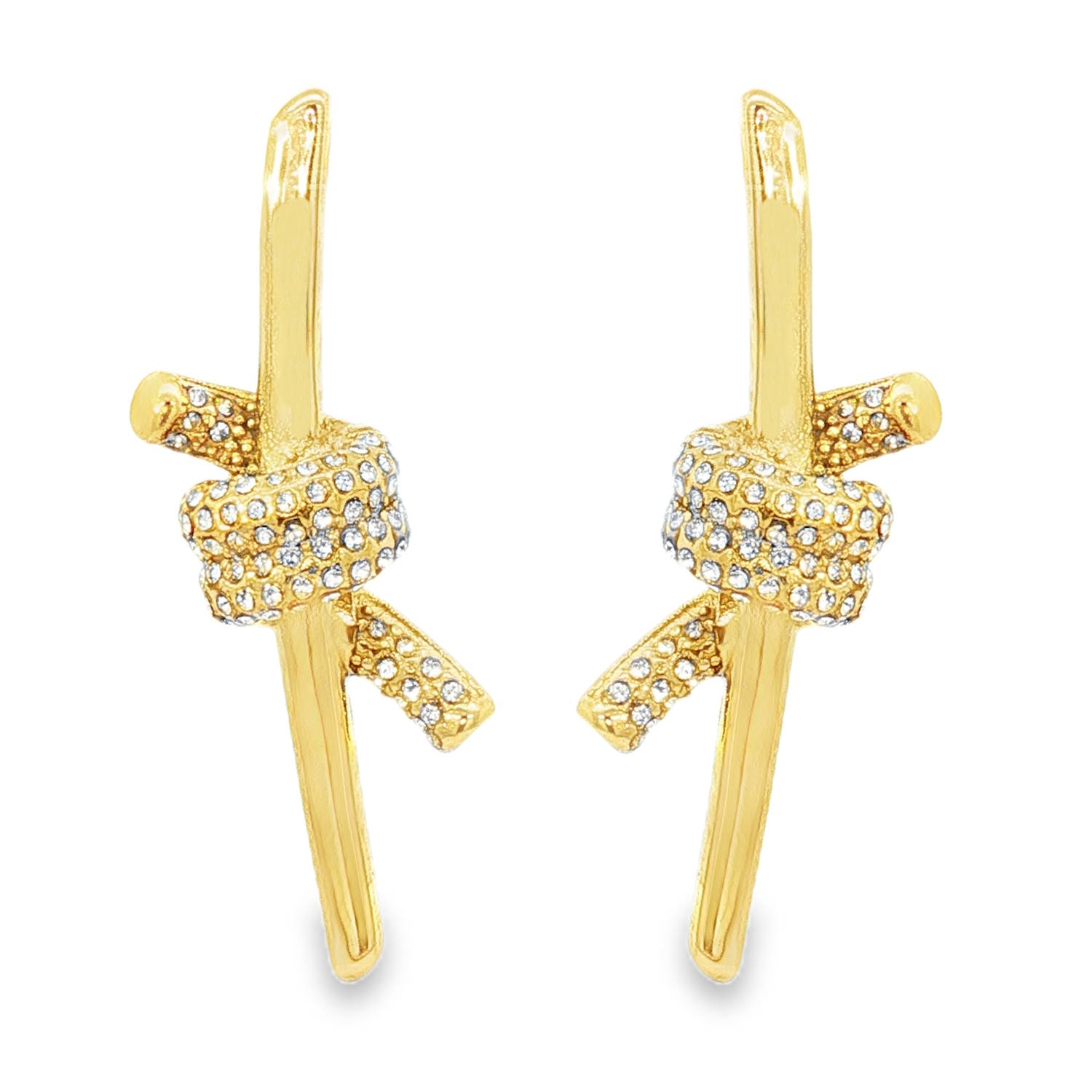 Apportez une touche de sophistication moderne et d'originalité à votre style avec cette magnifique paire de boucles d'oreilles. Alliant la robustesse de l'acier à la finesse de la haute bijouterie, ce modèle se distingue par son design contemporain et audacieux.<br/>Une structure longiligne et épurée en forme de tige verticale, sublimée en son centre par un motif de nœud en relief. Un superbe jeu de symétrie miroir entre la boucle gauche et la boucle droite vient parfaire l'équilibre visuel.<br/>Le nœud central ainsi que les extrémités du ruban sont entièrement pavés de petits cristaux scintillants (strass blancs), créant un contraste lumineux saisissant avec le métal lisse. Strass Adolescent Adulte Femme Fille Indémodable Apportez une touche de sophistication moderne et d'originalité à votre style avec cette magnifique paire de boucles d'oreilles. Alliant la robustesse de l'acier à la finesse de la haute bijouterie, ce modèle se distingue par son design contemporain et audacieux.<br/>Une structure longiligne et épurée en forme de tige verticale, sublimée en son centre par un motif de nœud en relief. Un superbe jeu de symétrie miroir entre la boucle gauche et la boucle droite vient parfaire l'équilibre visuel.<br/>Le nœud central ainsi que les extrémités du ruban sont entièrement pavés de petits cristaux scintillants (strass blancs), créant un contraste lumineux saisissant avec le métal lisse. Strass Adolescent Adulte Femme Fille Indémodable