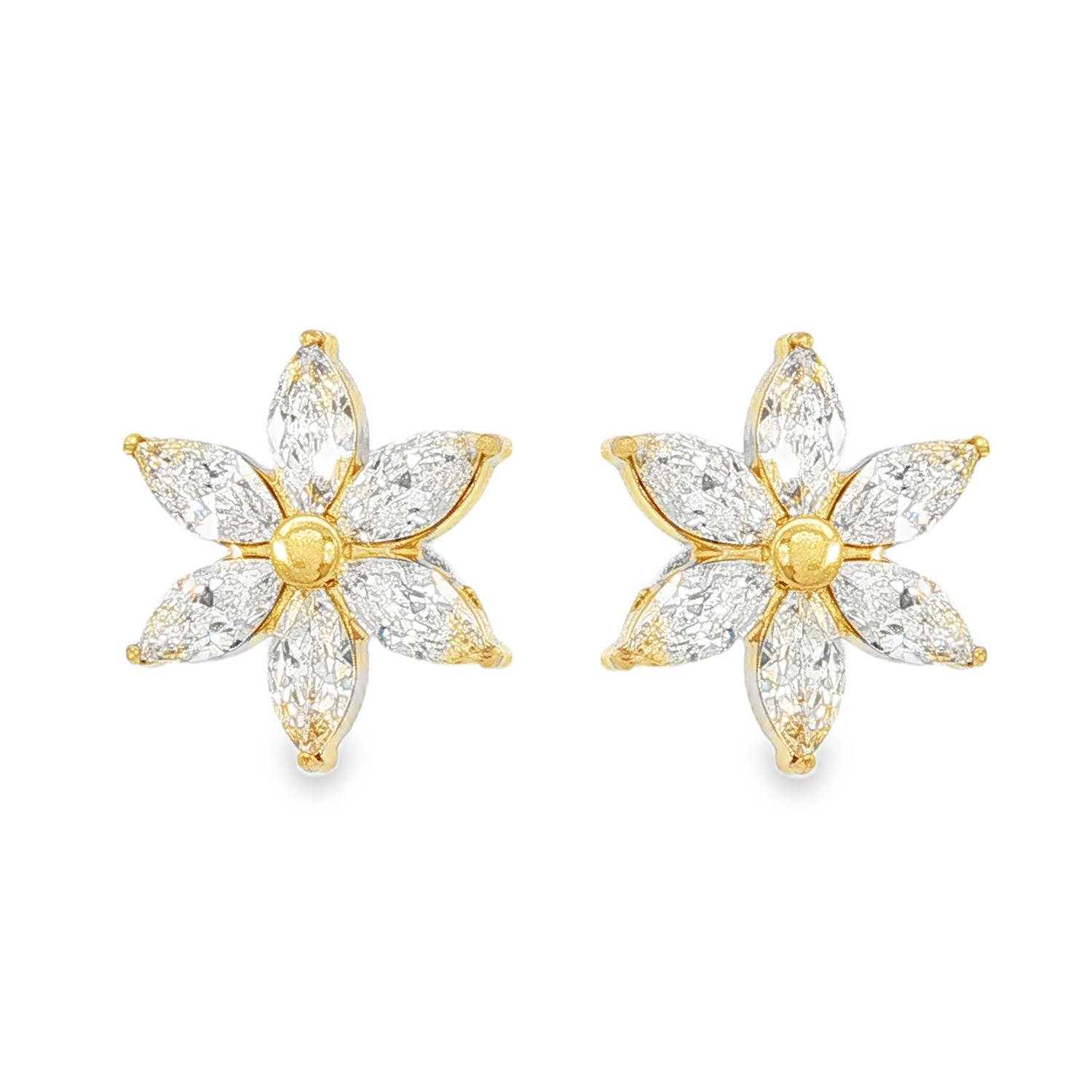Apportez une touche de fraîcheur et d'éclat à votre style avec ces magnifiques boucles d'oreilles. Conçues en forme de fleur à six pétales, elles allient parfaitement la robustesse et la brillance pour illuminer votre visage au quotidien.<br/>Chaque boucle est composée de six pétales délicats entourant un cœur rond et lisse.<br/>Les pétales sont ornés de cristaux taillés en forme de marquise (navette), offrant des reflets intenses et une brillance maximale à chaque mouvement.<br/>Fabriquées en acier inoxydable (finition dorée), ces boucles d'oreilles sont hypoallergéniques, très résistantes au ternissement et idéales pour les peaux sensibles.<br/>Discrètes mais lumineuses, elles se portent aussi bien pour sublimer une tenue décontractée de tous les jours que pour accessoiriser une tenue de soirée plus sophistiquée. Strass Adolescent Adulte Femme Fille Fleurs Indémodable Nature Apportez une touche de fraîcheur et d'éclat à votre style avec ces magnifiques boucles d'oreilles. Conçues en forme de fleur à six pétales, elles allient parfaitement la robustesse et la brillance pour illuminer votre visage au quotidien.<br/>Chaque boucle est composée de six pétales délicats entourant un cœur rond et lisse.<br/>Les pétales sont ornés de cristaux taillés en forme de marquise (navette), offrant des reflets intenses et une brillance maximale à chaque mouvement.<br/>Fabriquées en acier inoxydable (finition dorée), ces boucles d'oreilles sont hypoallergéniques, très résistantes au ternissement et idéales pour les peaux sensibles.<br/>Discrètes mais lumineuses, elles se portent aussi bien pour sublimer une tenue décontractée de tous les jours que pour accessoiriser une tenue de soirée plus sophistiquée. Strass Adolescent Adulte Femme Fille Fleurs Indémodable Nature