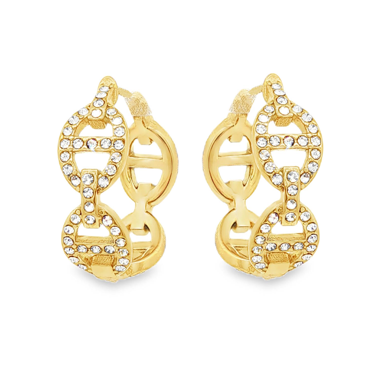 Apportez une touche d'éclat et de modernité à votre style avec cette magnifique paire de boucles d'oreilles créoles en acier doré.<br/>Conçues avec soin, elles réinterprètent avec élégance le motif classique de la chaîne marine.<br/>Ces créoles larges se distinguent par leur structure en maillons de type grain de café ou ancre marine imbriqués, offrant un relief texturé et un look résolument contemporain.<br/>La face avant de chaque boucle est délicatement pavée d'une multitude de petits cristaux transparents, qui captent intensément la lumière à chaque mouvement. Créoles Grain de café Strass Adolescent Adulte Femme Fille Indémodable Apportez une touche d'éclat et de modernité à votre style avec cette magnifique paire de boucles d'oreilles créoles en acier doré.<br/>Conçues avec soin, elles réinterprètent avec élégance le motif classique de la chaîne marine.<br/>Ces créoles larges se distinguent par leur structure en maillons de type grain de café ou ancre marine imbriqués, offrant un relief texturé et un look résolument contemporain.<br/>La face avant de chaque boucle est délicatement pavée d'une multitude de petits cristaux transparents, qui captent intensément la lumière à chaque mouvement. Créoles Grain de café Strass Adolescent Adulte Femme Fille Indémodable