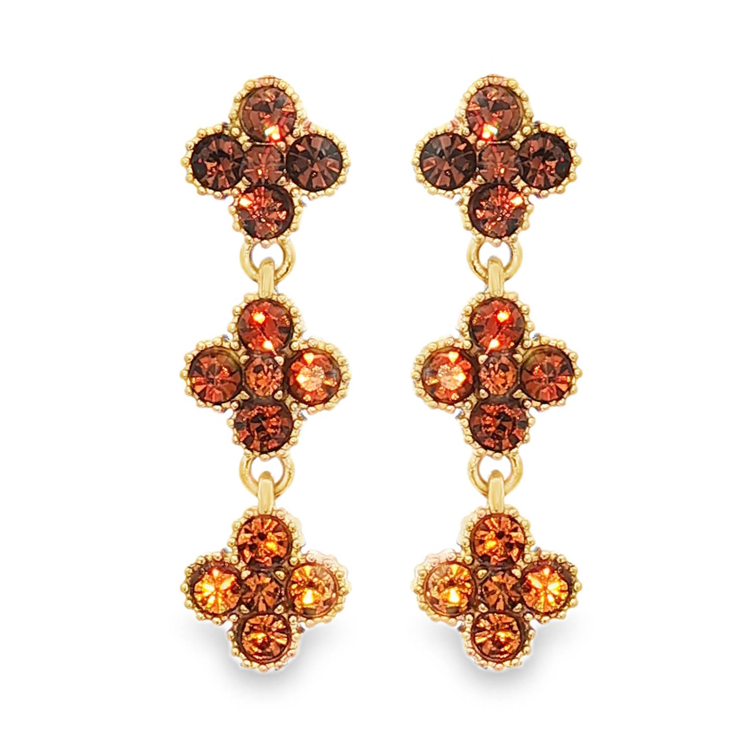 Apportez une touche de sophistication et de chaleur à votre style avec ces magnifiques boucles d'oreilles pendantes en acier inoxydable doré, caractérisées par un design floral et géométrique très élégant.<br/>Chaque boucle est composée de trois motifs en forme de trèfle à quatre feuilles reliés délicatement par de fins anneaux dorés, créant un mouvement fluide et gracieux à chaque pas.<br/>Les trèfles sont pavés de cristaux étincelants qui forment un superbe dégradé de teintes chaudes, allant du haut vers le bas<br/>Trèfle supérieur : Cristaux brun chocolat profonds et intenses.<br/>
Trèfle central : Un mélange de cristaux ambrés et orange cuivré pour une transition lumineuse.<br/>Trèfle inférieur : Cristaux topaze et mandarine éclatants, captant intensément la lumière. Pendantes Strass Trèfle Adolescent Adulte Femme Fille Indémodable Nature Symboles Apportez une touche de sophistication et de chaleur à votre style avec ces magnifiques boucles d'oreilles pendantes en acier inoxydable doré, caractérisées par un design floral et géométrique très élégant.<br/>Chaque boucle est composée de trois motifs en forme de trèfle à quatre feuilles reliés délicatement par de fins anneaux dorés, créant un mouvement fluide et gracieux à chaque pas.<br/>Les trèfles sont pavés de cristaux étincelants qui forment un superbe dégradé de teintes chaudes, allant du haut vers le bas<br/>Trèfle supérieur : Cristaux brun chocolat profonds et intenses.<br/>
Trèfle central : Un mélange de cristaux ambrés et orange cuivré pour une transition lumineuse.<br/>Trèfle inférieur : Cristaux topaze et mandarine éclatants, captant intensément la lumière. Pendantes Strass Trèfle Adolescent Adulte Femme Fille Indémodable Nature Symboles