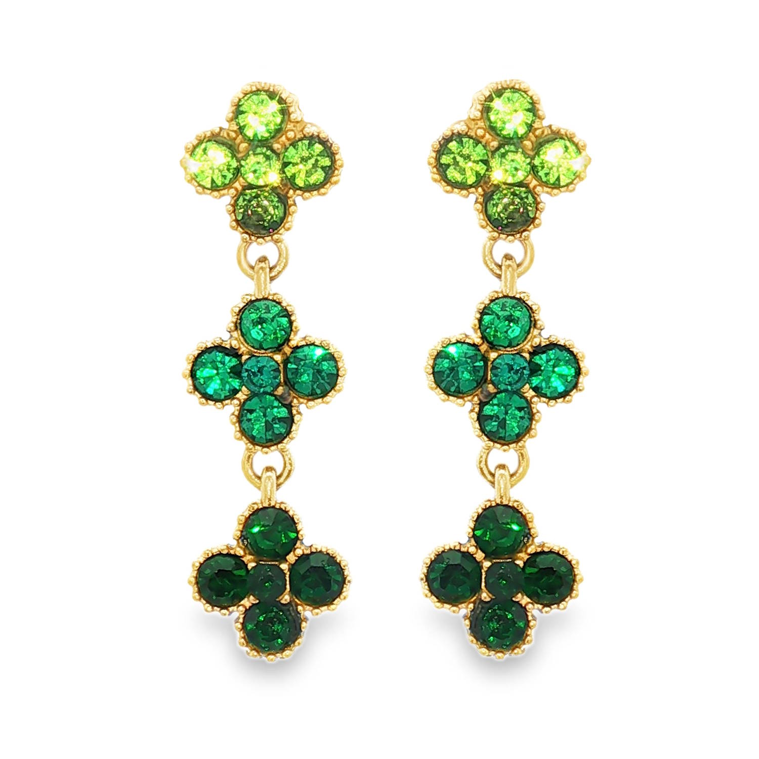 Cette magnifique paire de boucles d'oreilles pendantes en acier arbore un design à la fois chic et printanier, inspiré de la nature. Chaque boucle est composée d'une délicate cascade de trois motifs en forme de trèfles à quatre feuilles ou de fleurs stylisées, reliés entre eux par de fins anneaux dorés qui apportent un joli mouvement.<br/>La véritable originalité de ce bijou réside dans son magnifique dégradé de verts (effet ombré), structuré de haut en bas<br/>Le motif supérieur serti de cristaux d'un vert péridot/pomme très lumineux et éclatant.<br/>Le motif intermédiaire serti de cristaux d'un vert émeraude vibrant au cœur plus soutenu.<br/>Le motif inférieur serti de cristaux d'un vert sapin profond et mystérieux. Pendantes Strass Trèfle Adolescent Adulte Femme Fille Indémodable Nature Symboles Cette magnifique paire de boucles d'oreilles pendantes en acier arbore un design à la fois chic et printanier, inspiré de la nature. Chaque boucle est composée d'une délicate cascade de trois motifs en forme de trèfles à quatre feuilles ou de fleurs stylisées, reliés entre eux par de fins anneaux dorés qui apportent un joli mouvement.<br/>La véritable originalité de ce bijou réside dans son magnifique dégradé de verts (effet ombré), structuré de haut en bas<br/>Le motif supérieur serti de cristaux d'un vert péridot/pomme très lumineux et éclatant.<br/>Le motif intermédiaire serti de cristaux d'un vert émeraude vibrant au cœur plus soutenu.<br/>Le motif inférieur serti de cristaux d'un vert sapin profond et mystérieux. Pendantes Strass Trèfle Adolescent Adulte Femme Fille Indémodable Nature Symboles