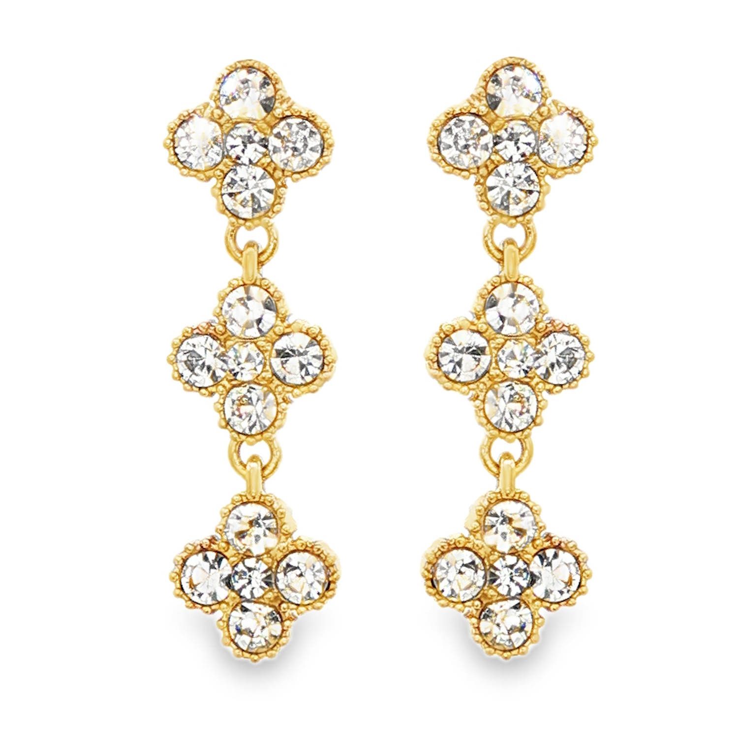 Apportez une touche de sophistication et de lumière à votre tenue avec ces magnifiques boucles d'oreilles pendantes. Conçues pour capturer le regard, elles allient la robustesse de l'acier à la délicatesse d'un design d'inspiration haute joaillerie.<br/>Chaque boucle est composée d'une cascade verticale de trois motifs en forme de trèfle à quatre feuilles, reliés par de discrets anneaux articulés qui offrent un mouvement fluide et gracieux à chaque pas.<br/>Chaque motif est méticuleusement serti de cristaux d'un blanc étincelant de différentes tailles. Les bordures texturées à effet perlé viennent sublimer l'éclat des strass pour un fini vintage et luxueux. Pendantes Strass Trèfle Adolescent Adulte Femme Fille Indémodable Nature Symboles Apportez une touche de sophistication et de lumière à votre tenue avec ces magnifiques boucles d'oreilles pendantes. Conçues pour capturer le regard, elles allient la robustesse de l'acier à la délicatesse d'un design d'inspiration haute joaillerie.<br/>Chaque boucle est composée d'une cascade verticale de trois motifs en forme de trèfle à quatre feuilles, reliés par de discrets anneaux articulés qui offrent un mouvement fluide et gracieux à chaque pas.<br/>Chaque motif est méticuleusement serti de cristaux d'un blanc étincelant de différentes tailles. Les bordures texturées à effet perlé viennent sublimer l'éclat des strass pour un fini vintage et luxueux. Pendantes Strass Trèfle Adolescent Adulte Femme Fille Indémodable Nature Symboles