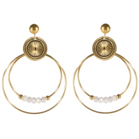 Boucles d'oreilles pendantes composées d'une puce boule, d'une pastille ronde avec motifs et de deux cercles en acier doré surmontés de perles de couleur blanche.