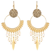 Boucles d'oreilles pendantes composées d'une puce ronde martelée en acier doré et un cercle avec plumes en acier doré et perles de couleur blanche.