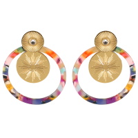 Boucles d'oreilles pendantes composées de deux pastilles rondes avec dessins de rayons en acier doré surmontée d'un cristal, ainsi qu'un cercle en matière synthétique multicolore.