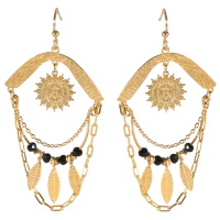 Boucles d'oreilles pendantes avec chaînettes, plumes et soleil en acier doré et perles de couleur noire.
