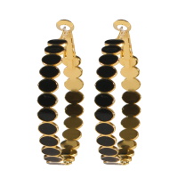 Boucles d'oreilles créoles composées de pastilles ovales en acier doré pavées en partie d'émail de couleur noire.