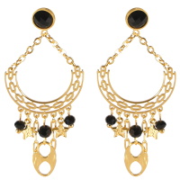 Boucles d'oreilles pendantes composées d'une puce sertie d'une pierre de couleur noire, d'un demi cercle suspendu par des chaînettes et de pendants en forme d'étoiles, grain de café et de chaînettes en acier doré et pampilles de perles de couleur noire.