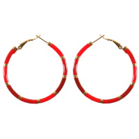 Boucles d'oreilles créoles en acier doré et émail de couleur rouge.