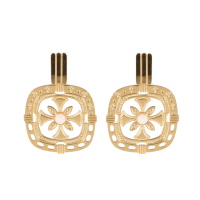 Boucles d'oreilles pendantes de forme carré avec motifs d'étoiles et une croix de Malte en acier doré surmontées d'un cristal de couleur blanc.