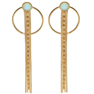Boucles d'oreilles pendantes composées d'un cercle avec franges en acier doré et d'une puce sertie d'une pierre de couleur turquoise.