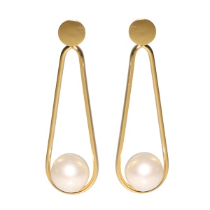 Boucles d'oreilles pendantes composées d'une puce ronde et d'un pendant en acier doré surmonté d'une perle d'imitation.