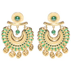 Boucles d'oreilles pendantes composées d'une puce ronde en acier doré sertie d'un cristal de couleur vert, d'une pampille perle verte et d'un pendant rond pavé d'émail vert et serti de cristaux verts avec des pampilles rondes martelées en acier doré.