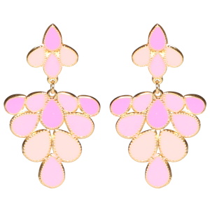 Boucles d'oreilles pendantes composées de pastilles en forme de goutte en acier doré pavées d'émail de couleur rose.