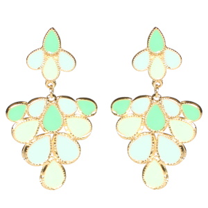 Boucles d'oreilles pendantes composées de pastilles en forme de goutte en acier doré pavées d'émail de couleur vert.