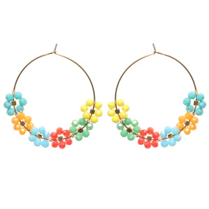 Boucles d'oreilles créoles fil rond en acier doré surmontées de fleurs en perles multicolores.