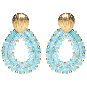 Boucles d'oreilles pendantes composées d'une puce ovale en acier doré et d'un cercle ovale surmonté de perles en acier doré et de perles de couleur bleue.