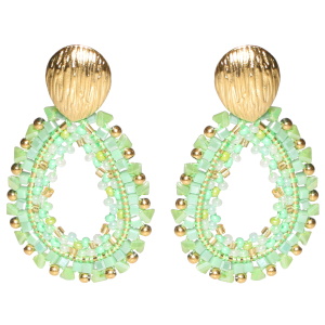 Boucles d'oreilles pendantes composées d'une puce ovale en acier doré et d'un cercle ovale surmonté de perles en acier doré et de perles de couleur verte.