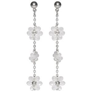 Boucles d'oreilles pendantes composées d'une puce ronde et d'une chaîne en acier argenté avec trois fleurs de perles de couleur blanche.