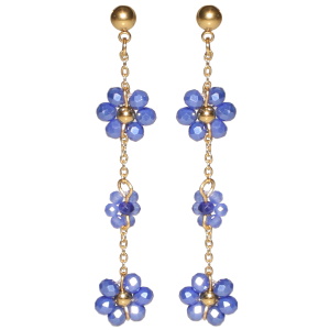 Boucles d'oreilles pendantes composées d'une puce ronde et d'une chaîne en acier doré avec trois fleurs de perles de couleur bleue.