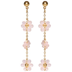 Boucles d'oreilles pendantes composées d'une puce ronde et d'une chaîne en acier doré avec trois fleurs de perles de couleur rose.