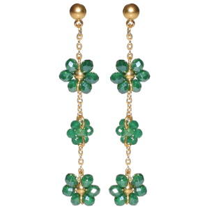 Boucles d'oreilles pendantes composées d'une puce ronde et d'une chaîne en acier doré avec trois fleurs de perles de couleur verte.