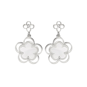 Boucles d'oreilles pendantes composées d'une puce fleur en acier argenté sertie d'un strass et d'un pendant fleur pavé de nacre.