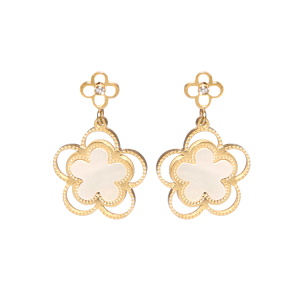 Boucles d'oreilles pendantes composées d'une puce fleur en acier doré sertie d'un strass et d'un pendant fleur pavé de nacre.