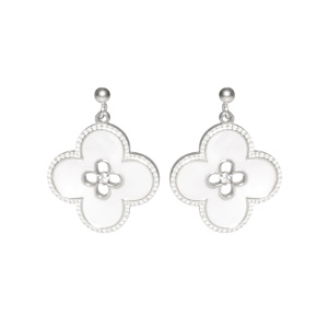 Boucles d'oreilles pendantes composées d'une puce ronde en acier argenté et d'un pendant en forme de trèfle à quatre feuilles en acier argenté pavé de nacre et serti d'un strass.