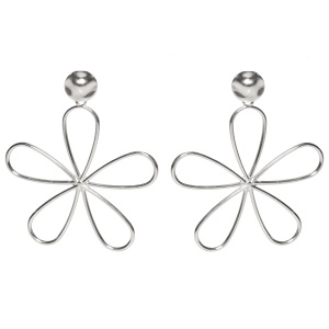 Boucles d'oreilles pendantes composées d'une pastille ronde martelée et d'une fleur en acier argenté.