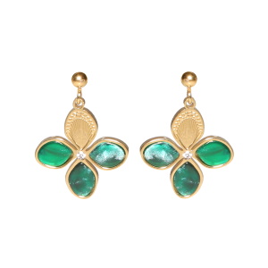 Boucles d'oreilles pendantes composées d'une puce ronde en acier doré et d'une fleur en acier doré sertie de pierres de couleur verte et sertie d'un strass.