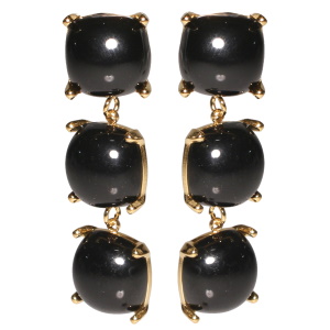 Boucles d'oreilles pendantes composées de carrés en acier doré serties de cristaux noirs.