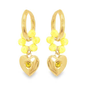 Ces élégantes boucles d'oreilles créoles en acier doré arborent un design de cœur suspendu. Chaque boucle est ornée d'une série de perles rondes d'un jaune éclatant, soigneusement sélectionnées pour leur polissage lisse et leur couleur homogène. Chaque coeur est serti d'un cristal jaune étincelant. Une composition artisanale sophistiquée, idéale pour ajouter une touche de couleur naturelle et d'élégance intemporelle à votre allure.