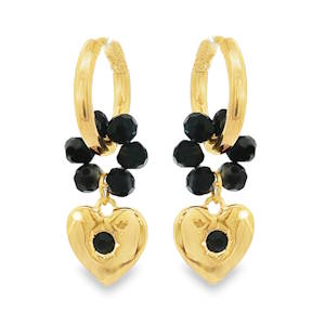 Ces élégantes boucles d'oreilles créoles en acier doré arborent un design de cœur suspendu. Chaque boucle est ornée d'une série de perles rondes d'un noir éclatant, soigneusement sélectionnées pour leur polissage lisse et leur couleur homogène. Chaque coeur est serti d'un cristal noir étincelant. Une composition artisanale sophistiquée, idéale pour ajouter une touche de couleur naturelle et d'élégance intemporelle à votre allure.