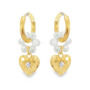 Ces élégantes boucles d'oreilles créoles en acier doré arborent un design de cœur suspendu. Chaque boucle est ornée d'une série de perles rondes d'un blanc éclatant, soigneusement sélectionnées pour leur polissage lisse et leur couleur homogène. Chaque coeur est serti d'un cristal incolore étincelant. Une composition artisanale sophistiquée, idéale pour ajouter une touche de couleur naturelle et d'élégance intemporelle à votre allure.