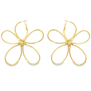 Ces élégantes boucles d'oreilles grande taille en acier doré se distinguent par leur forme de fleur. Leur finition polie miroir offre un éclat exceptionnel, captant la lumière à chaque mouvement. Conçues avec une fermeture discrète et sécurisée, ces boucles d'oreilles présentent une courbure parfaite et une symétrie impeccable. Un accessoire intemporel et polyvalent, idéal pour apporter une touche de sophistication quotidienne à votre silhouette. La qualité de la composition garantit une brillance durable.