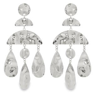 Cette paire de boucles d'oreilles pendantes en acier argenté se distingue par son design architectural et sa finition polie exceptionnelle. La structure en cascade présente des formes géométriques articulées avec une symétrie parfaite, offrant un mouvement fluide et une brillance captivante. Idéal pour sublimer une tenue de soirée avec élégance et sophistication moderne.