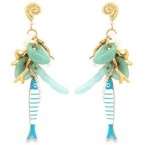 Apportez une touche de fraîcheur et d'originalité à votre allure avec ces boucles d'oreilles pendantes au design asymétrique et poétique. Véritable hommage à la vie marine, elles capturent l'esprit des vacances et la beauté des fonds marins. La puce d'oreille prend la forme d'un délicat coquillage ammonite finement ciselé en acier doré. Chaque boucle est un assemblage ludique d'éléments suspendus exprimant le fond marin (Poisson, étoile de mer, hippocampe, coquillage, corail).