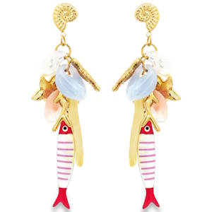 Apportez une touche de fraîcheur et d'originalité à votre allure avec ces boucles d'oreilles pendantes au design asymétrique et poétique. Véritable hommage à la vie marine, elles capturent l'esprit des vacances et la beauté des fonds marins. La puce d'oreille prend la forme d'un délicat coquillage ammonite finement ciselé en acier doré. Chaque boucle est un assemblage ludique d'éléments suspendus exprimant le fond marin (Poisson, étoile de mer, hippocampe, coquillage, corail).