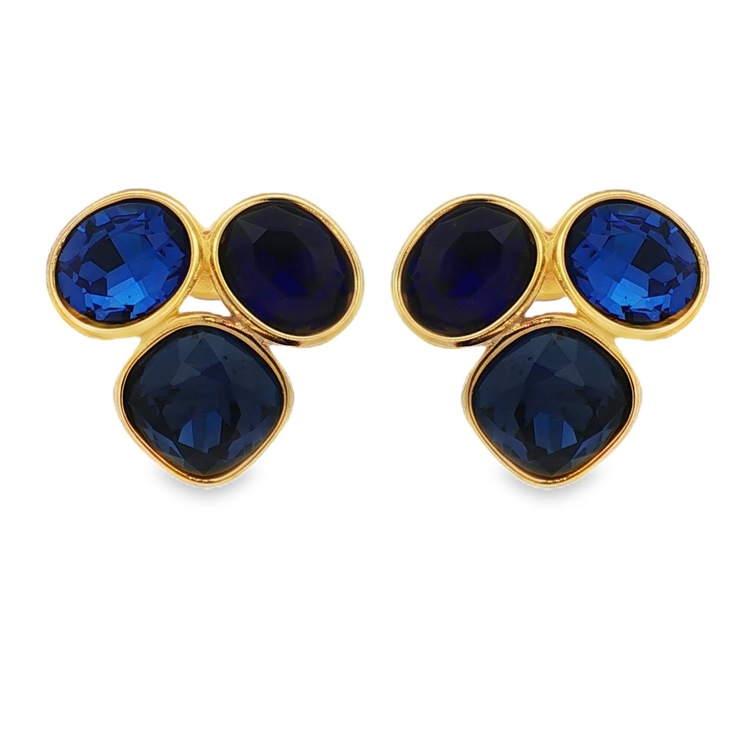 Sublimes boucles d'oreilles en acier doré, illuminés par un trio de cristaux bleu profond.<br/>Chaque pierre, taillée en brillant ovale, offre une clarté, une symétrie et un poli de très bonne qualité.<br/>La couleur vive, d'un bleu profond et intense, attire le regard et révèle un éclat sophistiqué. Pendantes Solitaire Strass Adolescent Adulte Automne Femme Fille Hiver Sublimes boucles d'oreilles en acier doré, illuminés par un trio de cristaux bleu profond.<br/>Chaque pierre, taillée en brillant ovale, offre une clarté, une symétrie et un poli de très bonne qualité.<br/>La couleur vive, d'un bleu profond et intense, attire le regard et révèle un éclat sophistiqué. Pendantes Solitaire Strass Adolescent Adulte Automne Femme Fille Hiver