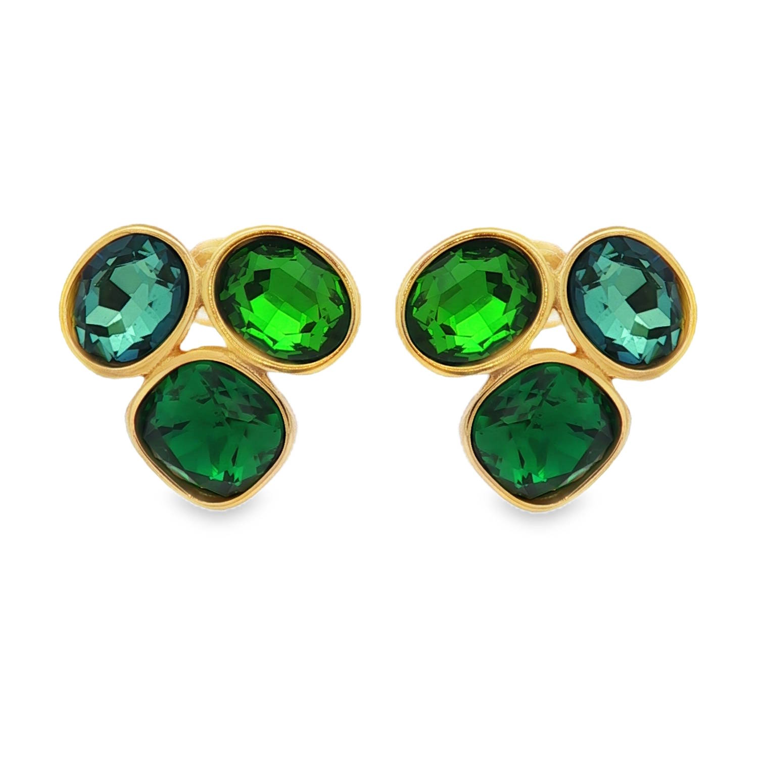 Sublimes boucles d'oreilles en acier doré, illuminés par un trio de cristaux vert.<br/>Chaque pierre, taillée en brillant ovale, offre une clarté, une symétrie et un poli de très bonne qualité.<br/>La couleur vive, d'un vert profond et intense attire le regard et révèle un éclat sophistiqué. Pendantes Solitaire Strass Adolescent Adulte Automne Femme Fille Hiver Sublimes boucles d'oreilles en acier doré, illuminés par un trio de cristaux vert.<br/>Chaque pierre, taillée en brillant ovale, offre une clarté, une symétrie et un poli de très bonne qualité.<br/>La couleur vive, d'un vert profond et intense attire le regard et révèle un éclat sophistiqué. Pendantes Solitaire Strass Adolescent Adulte Automne Femme Fille Hiver